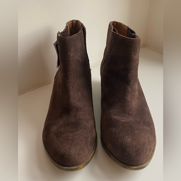 New Lucky Brand Pogan Brown Suede Chelsea Boot Bootie - Size 6.5 - Picture 3 of 9